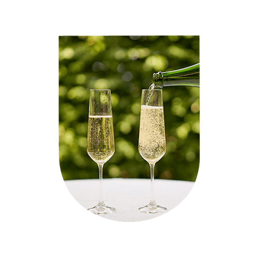 To find out how to open a bottle of champagne, follow our tips and tricks and become a champagne opening pro!